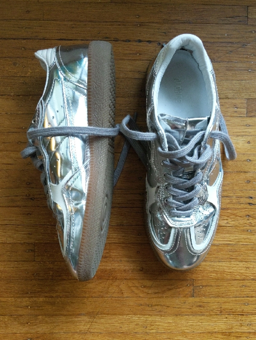 ALOHAS Metallic Silver Low-Top Sneakers - Picture 5 of 6